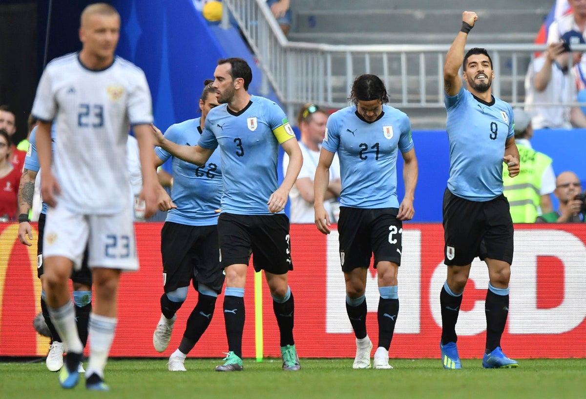 Suárez celebrando su gol al lado de sus compañeros