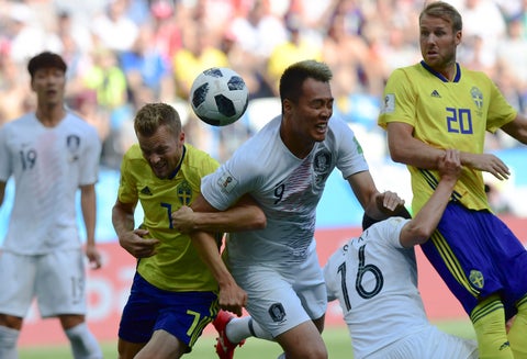 Jugadores de Suecia y Corea del Sur disputando un balón