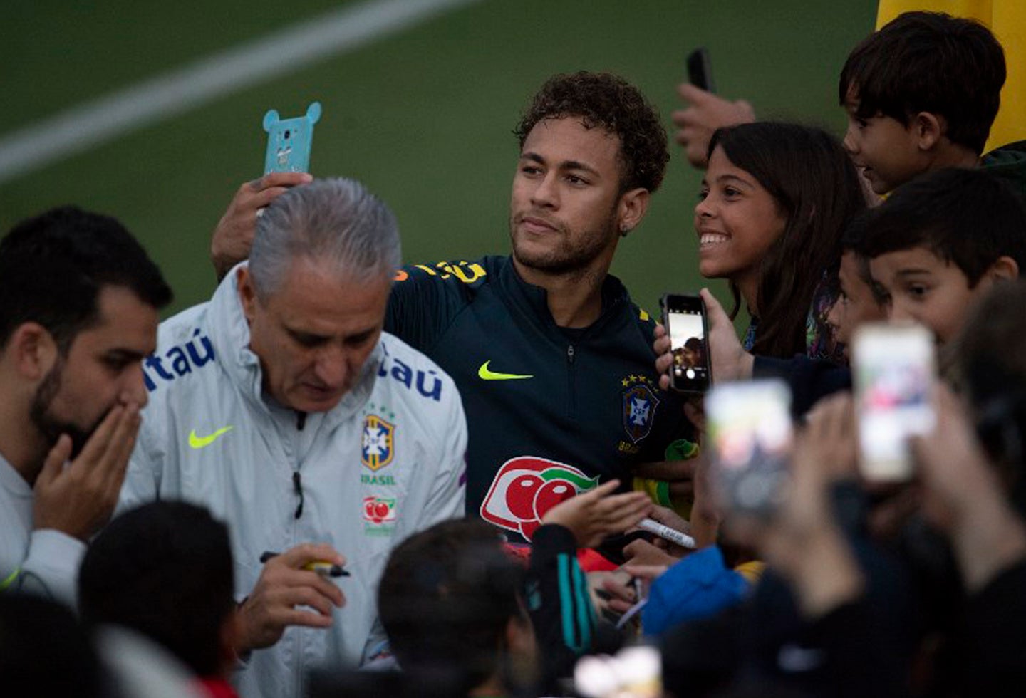 Tite y Neymar atendiendo a los fanáticos