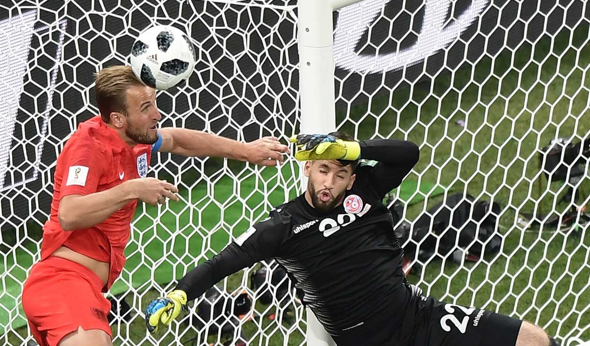 Harry Kane tratando de salvar un balón en el partido ante Túnez