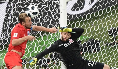 Harry Kane tratando de salvar un balón en el partido ante Túnez