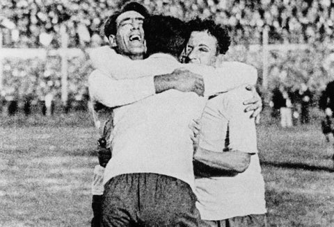 Los uruguayos Pedro Cea, Héctor Scarone y Héctor Castro celebran el triunfo de Uruguay ante Argentina en Montevideo, el 30 de julio de 1930.