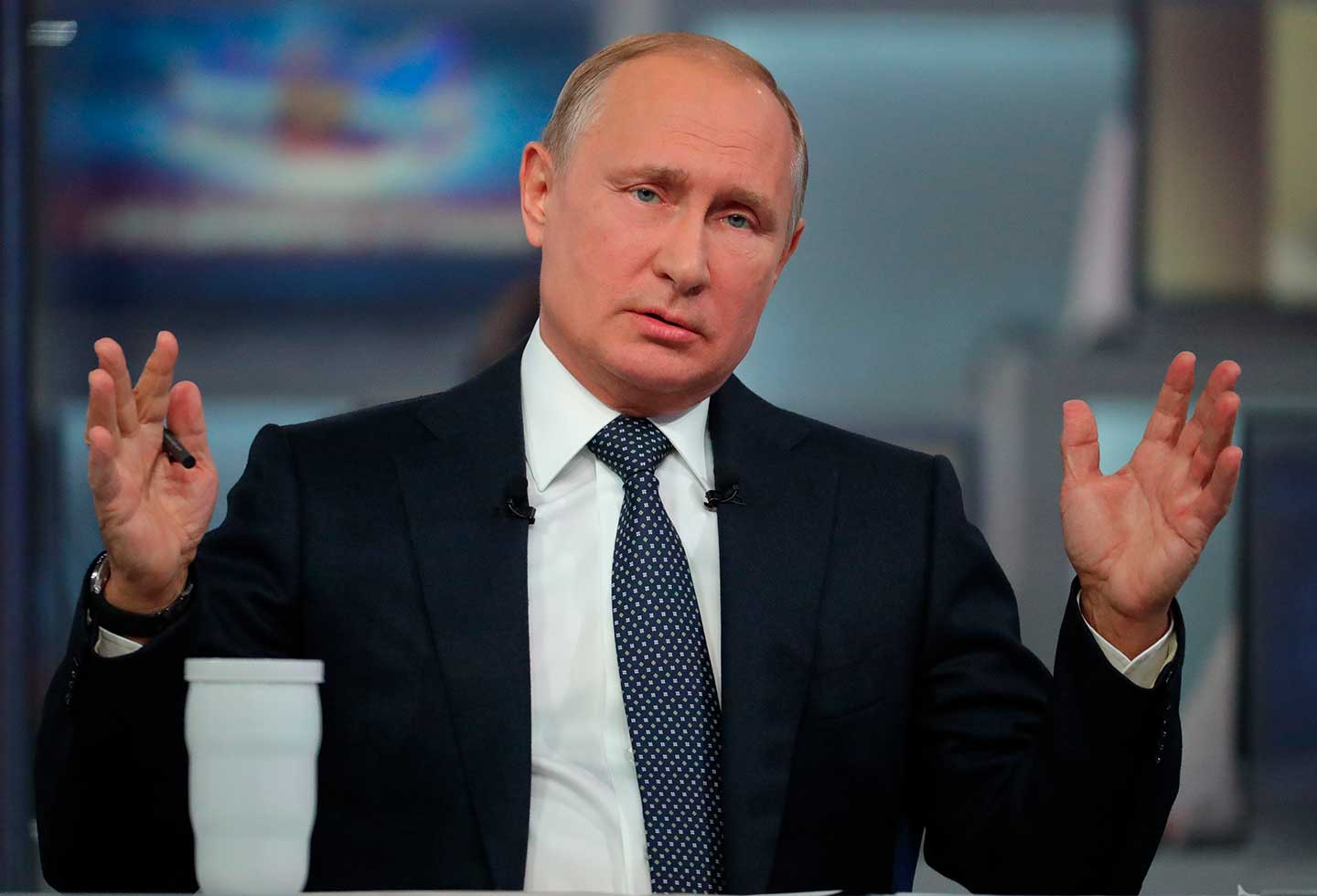 conferencia putin con traje