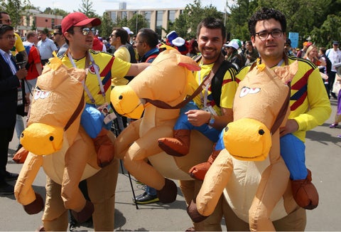 Hinchas celebran en el estadio Luzhniki de Moscú