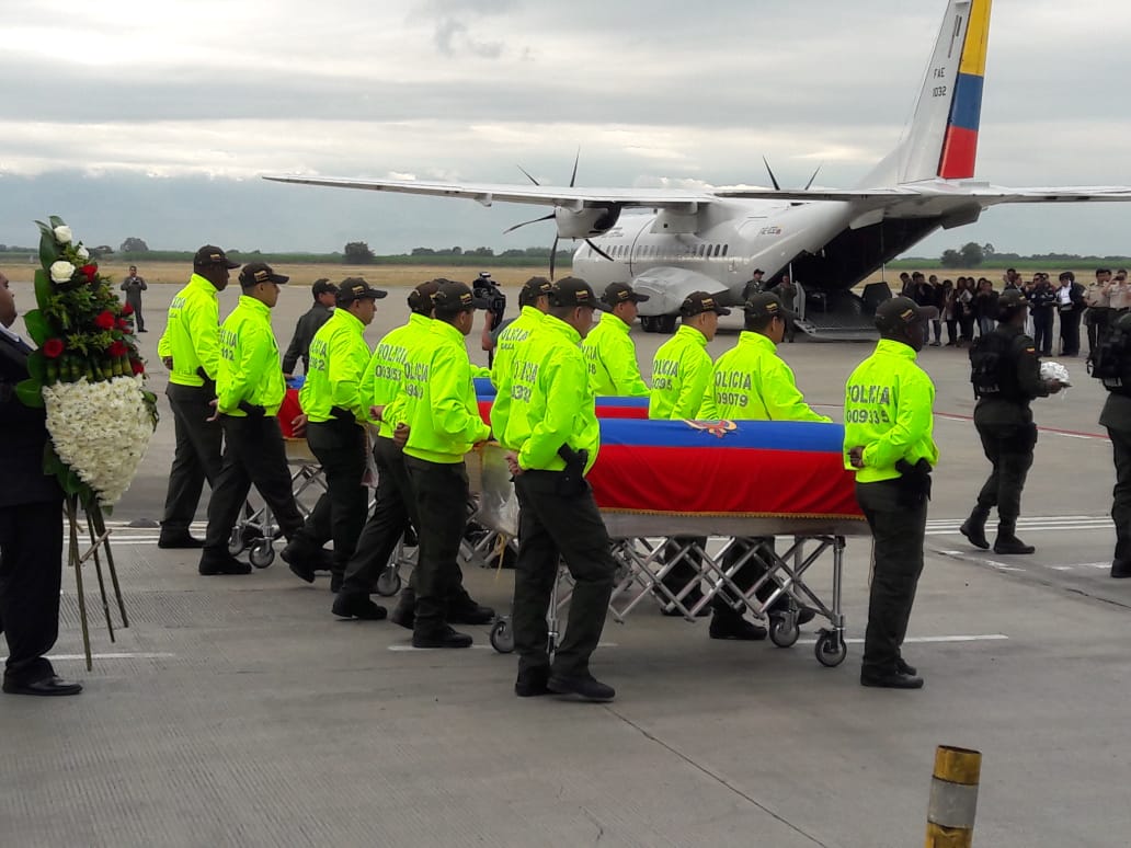 Traslado de cuerpos de periodistas ecuatorianos asesinados, desde aeropuerto de Palmira.