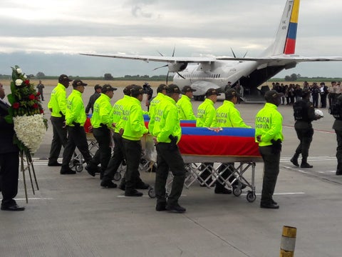 Traslado de cuerpos de periodistas ecuatorianos asesinados, desde aeropuerto de Palmira.