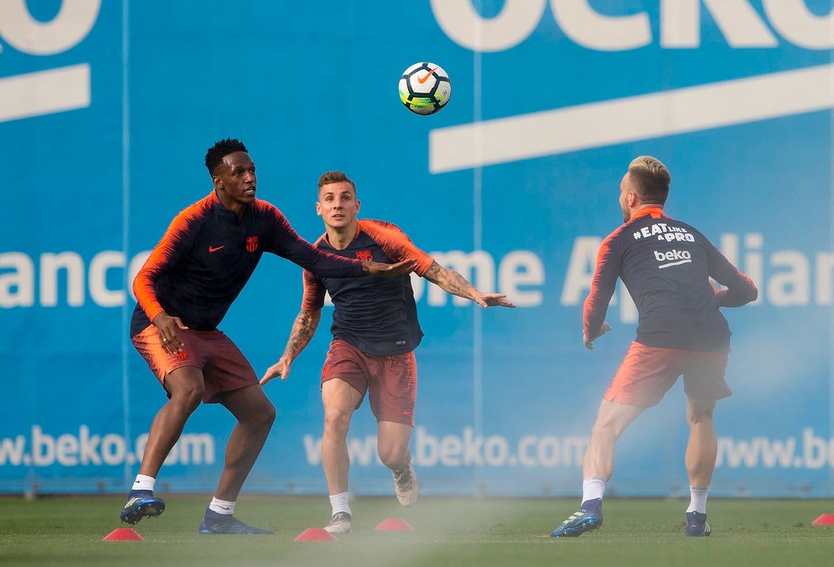 Yerry Mina e Ivan Rakitic durante un entrenamiento del FC Barcelona