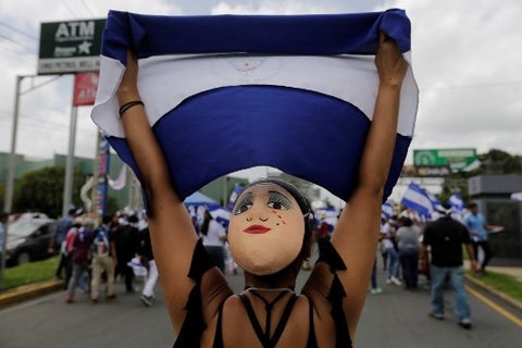 Miles de personas resisten contra el presidente de Nicaragua, Daniel Ortega.