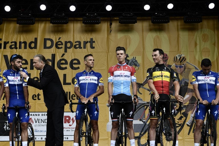 El velocista Fernando Gaviria en el escenario con su equipo Quick Step durante la ceremonia de presentación dos días antes de la edición 105 del Tour de Francia