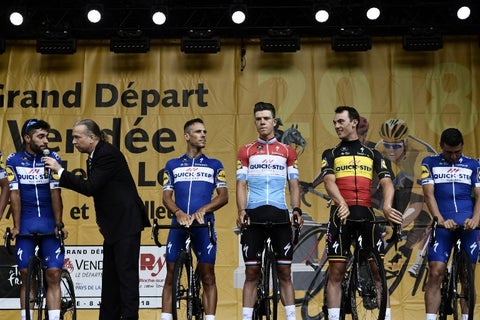 El velocista Fernando Gaviria en el escenario con su equipo Quick Step durante la ceremonia de presentación dos días antes de la edición 105 del Tour de Francia