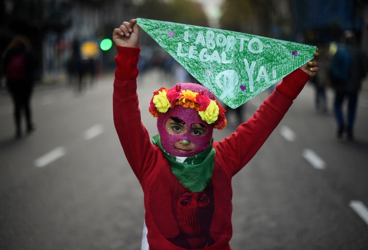Niña en medio de una marcha sobre el aborto en Argentina