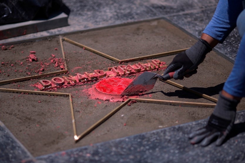 La estrella de Donald Trump en el paseo de la fama de Hollywood fue destrozada.
