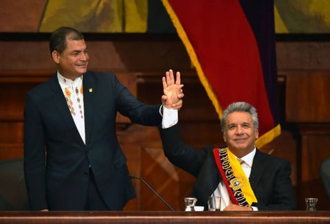 Rafael Correa levanta la mano de su sucesor, el presidente de Ecuador, Lenín Moreno.