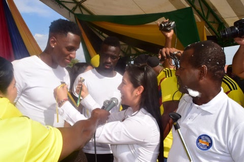 Yerry Mina y Davinson Sánchez recibieron la medalla Honor al Mérito