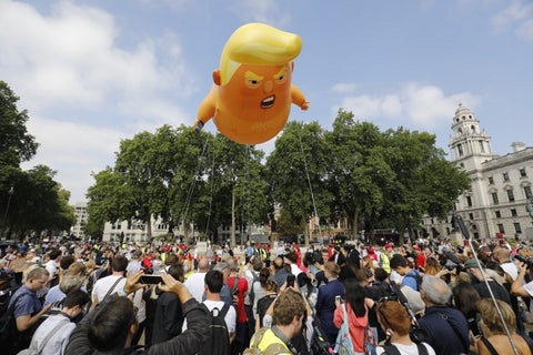 Muñeco de Donald Trump en pañales