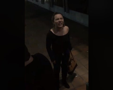 Abogada insultando a vigilantes