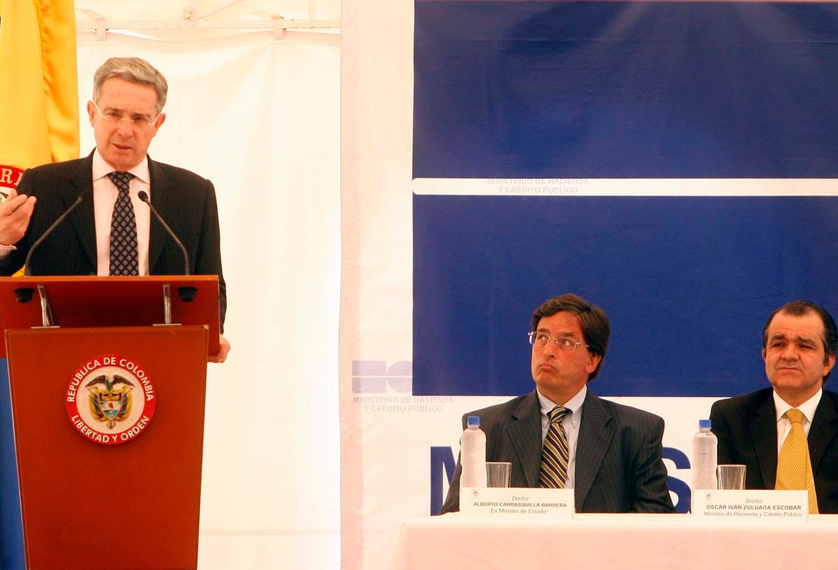 Álvaro Uribe, en su momento Presidente (izq), Alberto Carrasquilla, entonces ex Minhacienda (cen) y Óscar Iván Zuluaga, entonces Minhacienda (der)