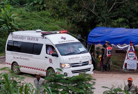 Ambulancia cerca a cueva de Tailandia