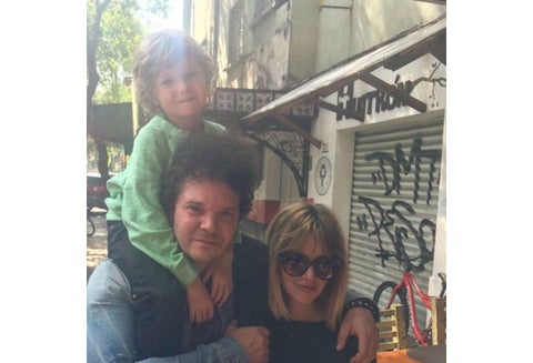 Johana Bahamón con Andrés Cabas y su hijo Simón