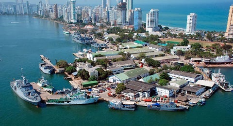 El complejo naval se encuentra ubicado en la entrada del barrio Bocagrande, en Cartagena.
