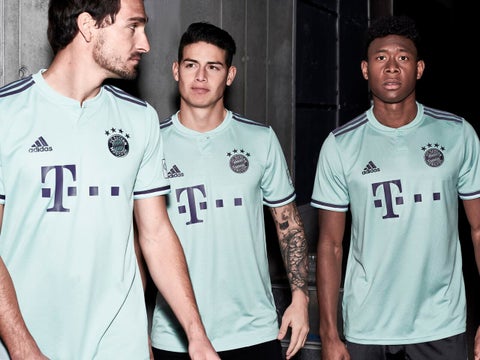 Mats Hummels, James Rodríguez y David Alaba con la camiseta que lucirá Bayern Múnich, de visitante, en la temporada 2018-2019