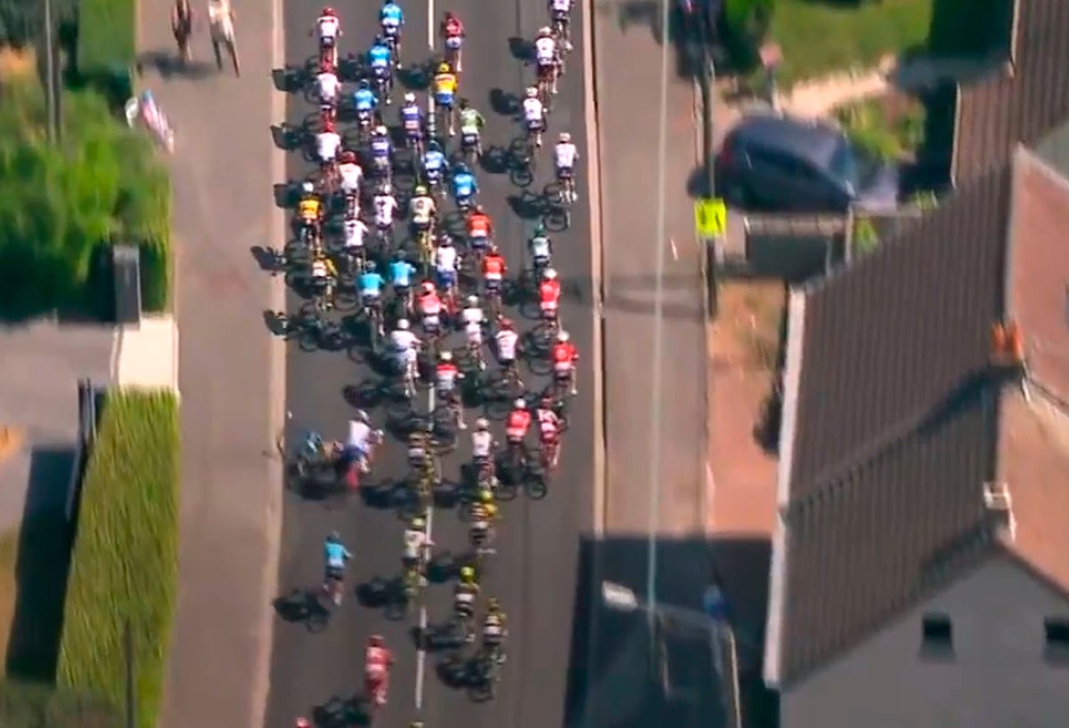 El momento de la caída de Mikel Landa en la novena etapa del Tour 2018