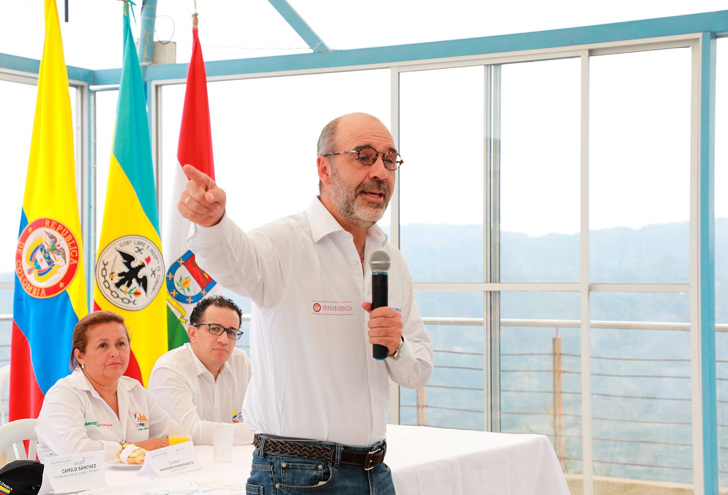 Mercedes Rodríguez, alcaldesa de La Mesa; Jorge Carrillo, viceministro de Agua y Saneamiento Básico y Camilo Sánchez, ministro de Vivienda