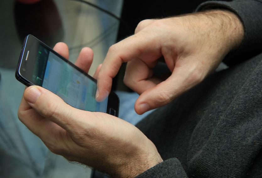Batería de celular explotó cuando lo estaba arreglando