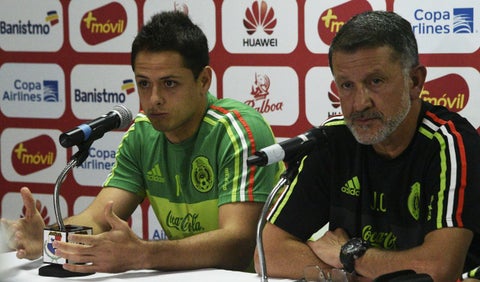 Javier 'Chicharito' Hernández y Juan Carlos Osorio en rueda de prensa en noviembre de 2016
