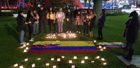 Colombianos en Australia prenden velas en protesta de líderes sociales