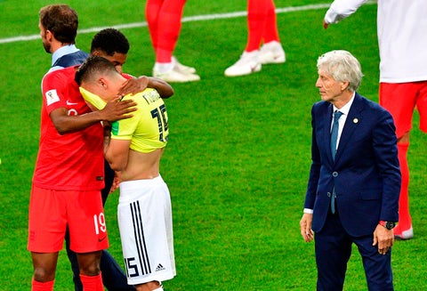 Matheus Uribe, consolado por Marcus Rashford. Los observa José Pékerman, técnico de la Selección Colombia, en el Spartak Stadium de Moscú