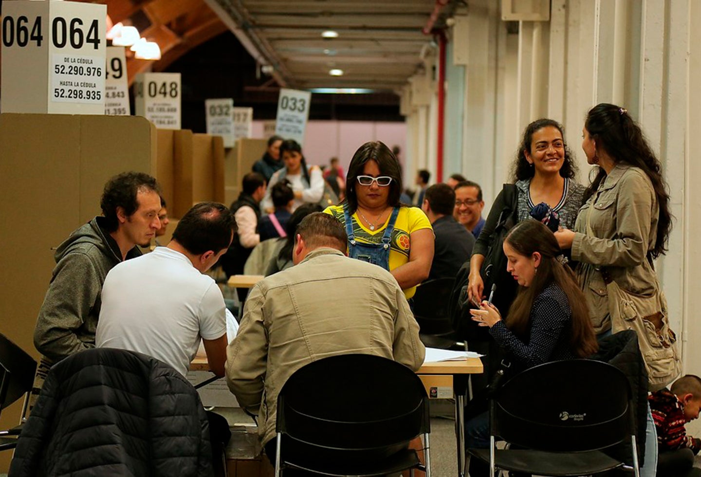 Colombianos ejerciendo su derecho al voto en Corferias (Bogotá)