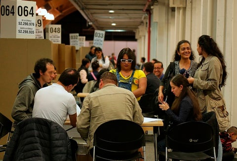 Colombianos ejerciendo su derecho al voto en Corferias (Bogotá)