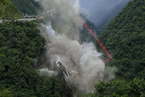 Implosión del puente Chirajara