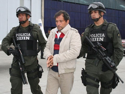 Miguel Ángel Mejía Múnera, alias El Mellizo, en el aeropuerto de Catam, antes de ser extraditado a EE. UU.
