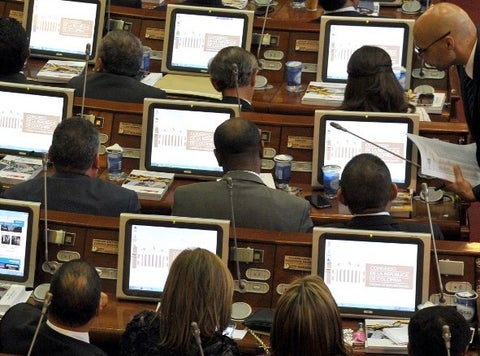 Hasta sin internet están los legisladores.
