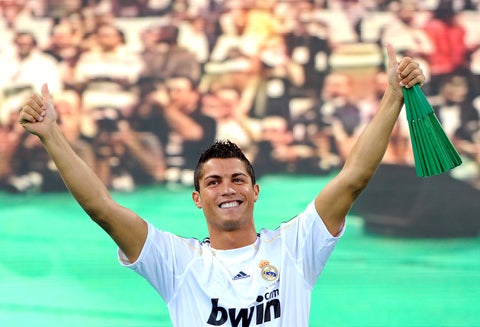 Cristiano Ronaldo el 6 de julio de 2009, cuando fue presentado en el Estadio Santiago Bernabéu como nuevo jugador del Real Madrid