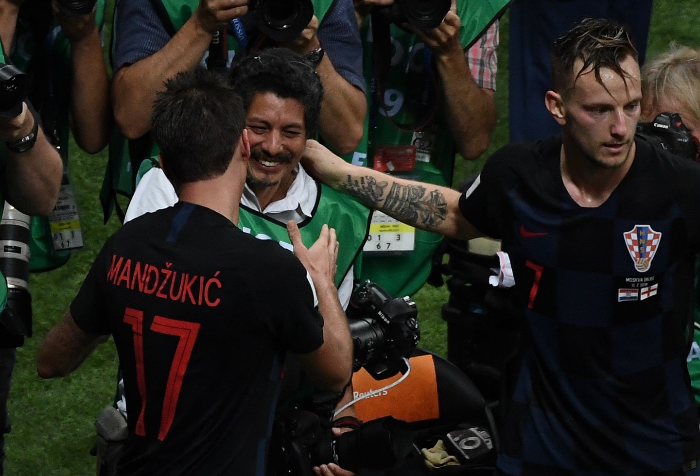 Mario Mandžuki saluda al fotografo que cayó al piso.