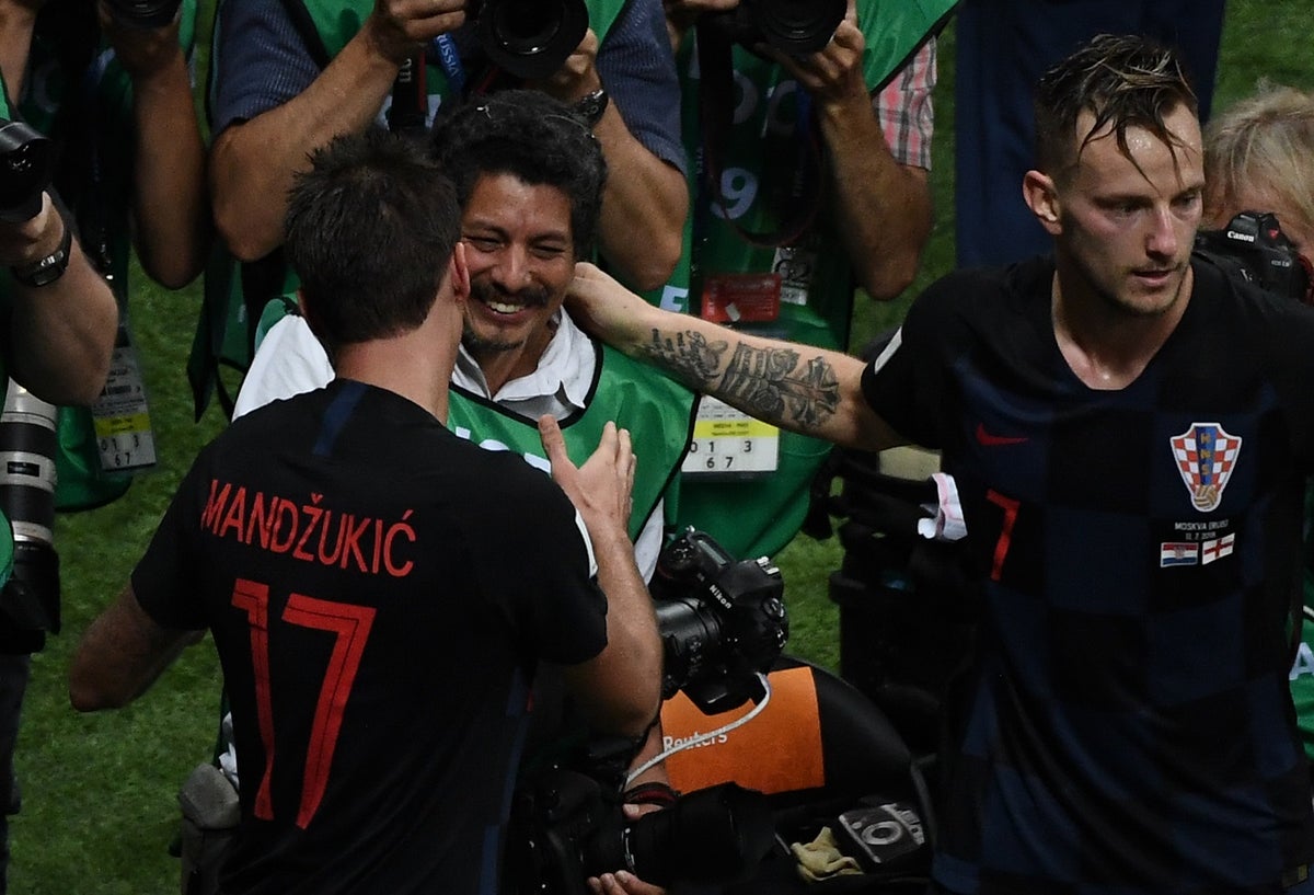Mario Mandžuki saluda al fotografo que cayó al piso.