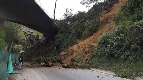 Deslizamiento de tierra sobre el kilómetro 36 en la vía Ibagué - Armenia.