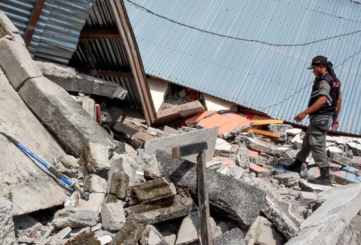 Escombros tras terremoto en Indonesia