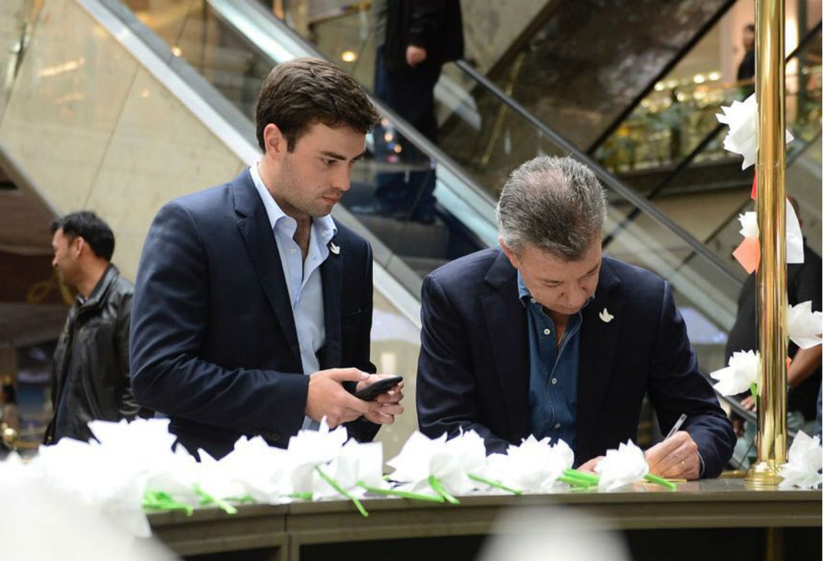 Esteban Santos, junto a su padre, el presidente Juan Manuel Santos