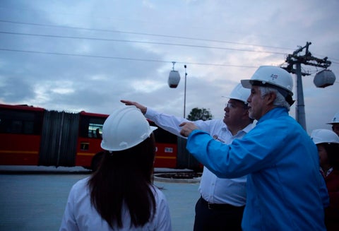 Mauricio Cárdenas, ministro de Hacienda, y Enrique Peñalosa, alcalde de Bogotá, en el proyecto Transmicable de Ciudad Bolívar