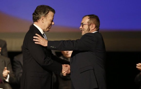 El primer mandatario firmó con Londoño los acuerdos de paz