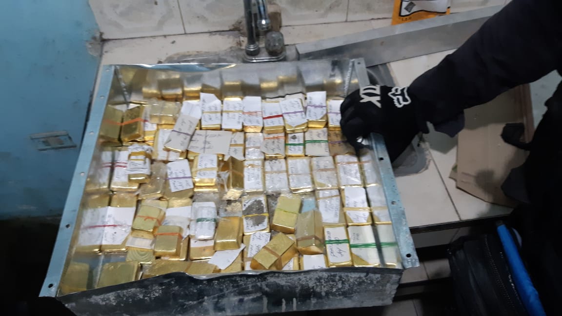 Caja metálica que contenía en total de 59 lingotes de oro, pertenecientes al clan del Golfo