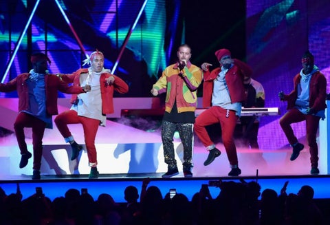 J Balvin interpretando X