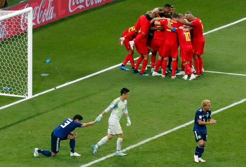 Los jugadores de Japón tratando de seguir adelante tras uno de los goles de Bélgica