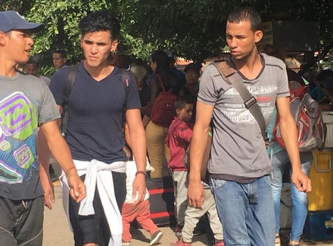 Jóvenes en la frontera entre Colombia y Venezuela