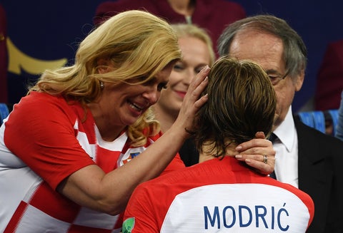 Kolinda Grabar-Kitarovic, presidenta de Croacia, en el Estadio Luzhniki de Moscú. Durante los actos siempre fue acompañada por Emmanuel Macron, presidente de Francia; por Gianni Infantino, presidente de la FIFA; y por Vladimir Putin, presidente de Francia.