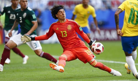 Guillermo Ochoa con la Selecciónn de México ante Brasil en Rusia 2018